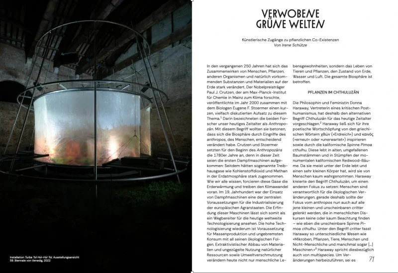 Chapter opening &raquo;Verwobene gr&uuml;ne Welten&laquo; by Irene Sch&uuml;tze, with a photo of an installation under a roof truss on the left